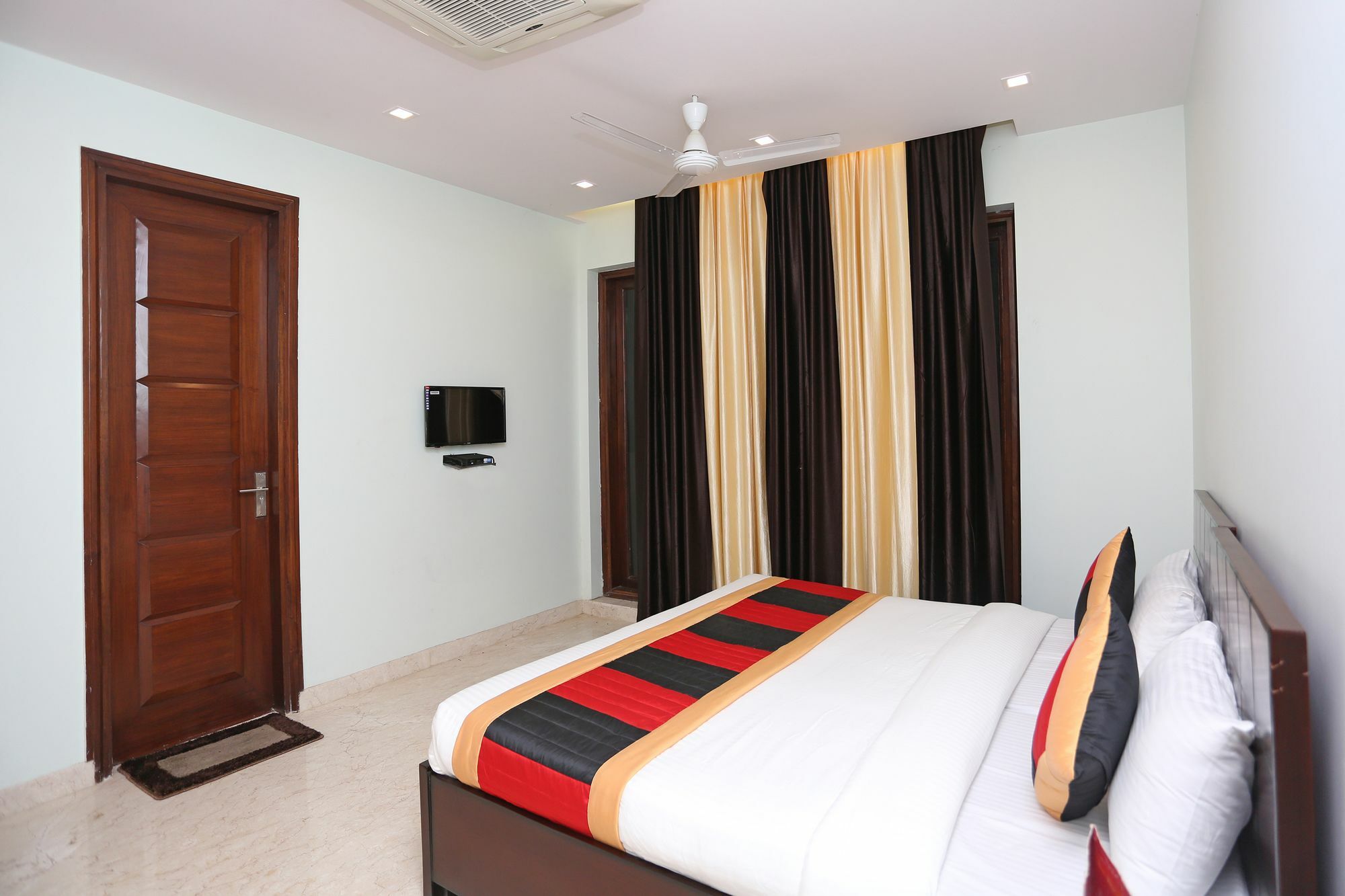 Oyo 9664 Sector 48 Hotel Gurgaon Bagian luar foto