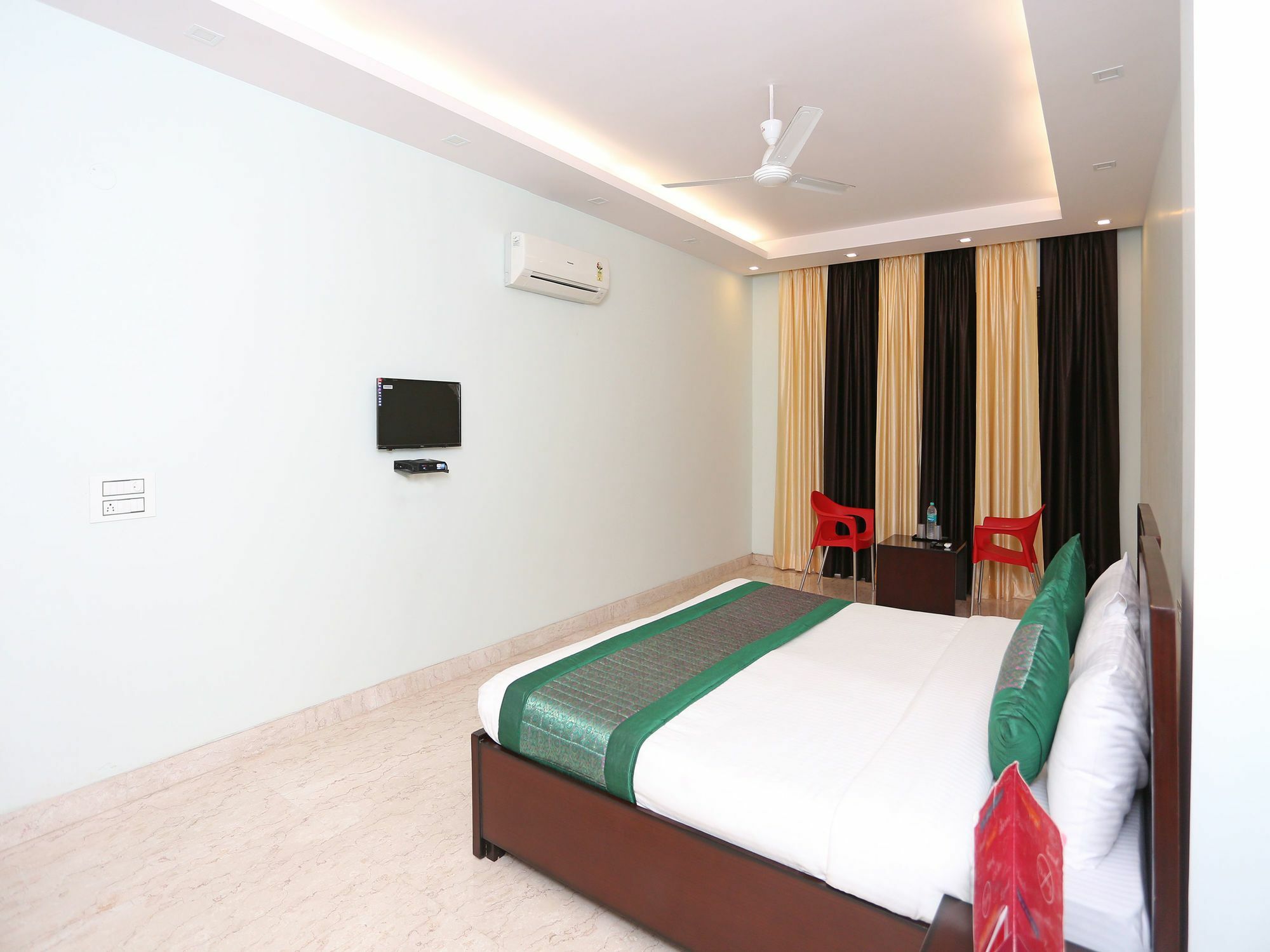 Oyo 9664 Sector 48 Hotel Gurgaon Bagian luar foto