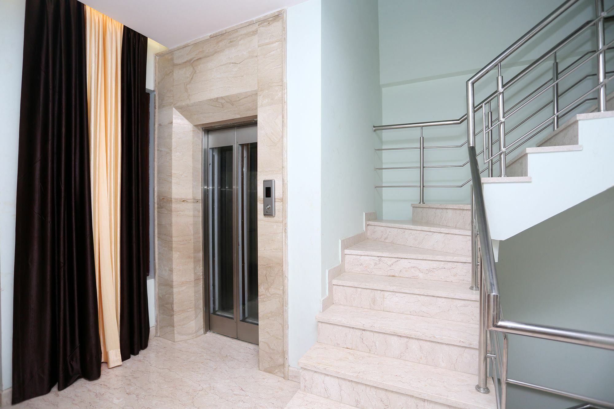 Oyo 9664 Sector 48 Hotel Gurgaon Bagian luar foto